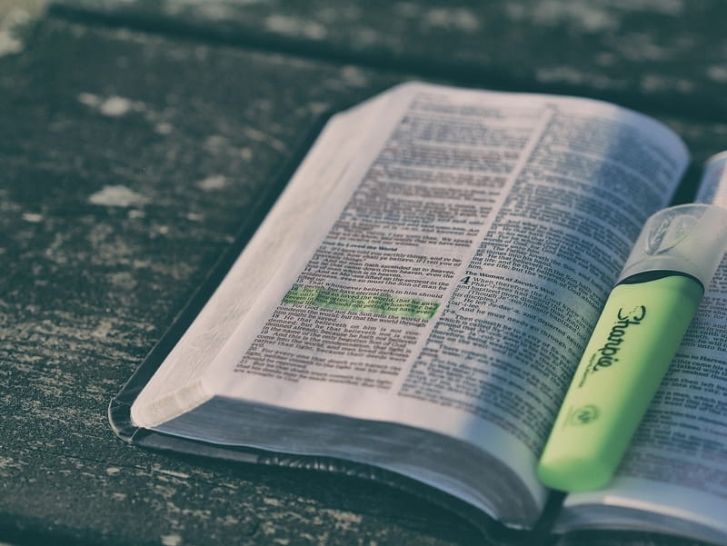 Cómo estudiar la Biblia como Billy Graham (7 hábitos poderosos que cultivar)